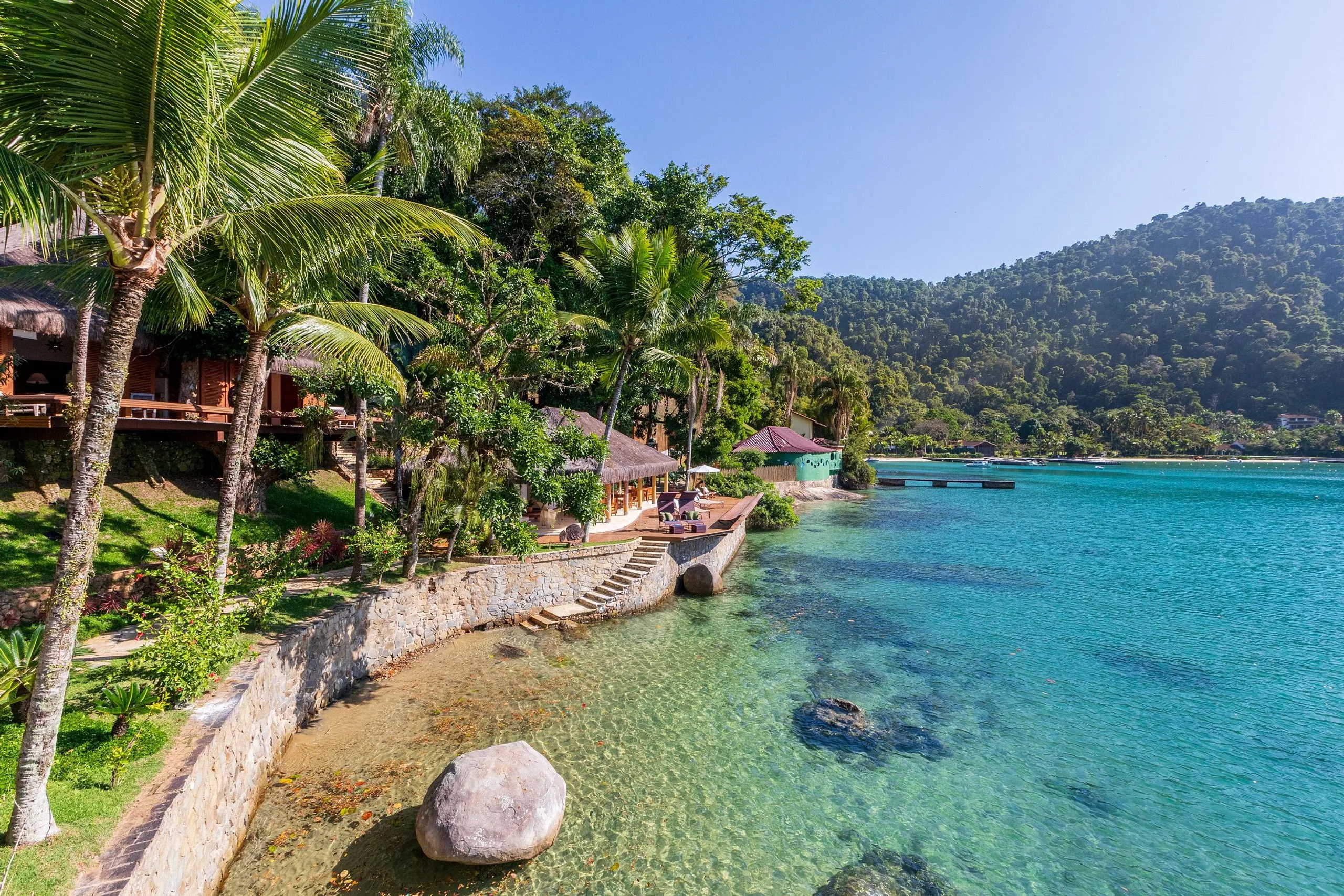 Costão de pedras e mar transparente, Angra dos Reis, Rio de Janeiro