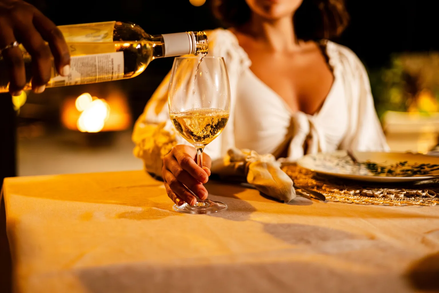 Vinho servido à mesa à luz de velas, Guriú, Ceará