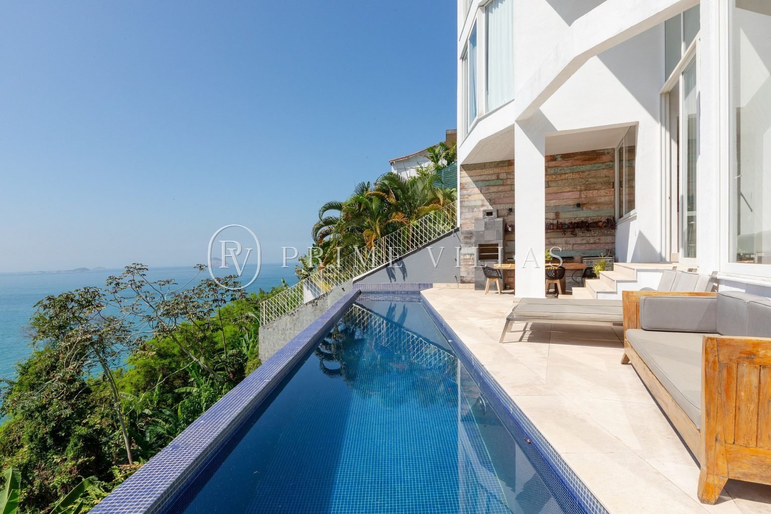Mansão de 5 suítes no Joá com piscina