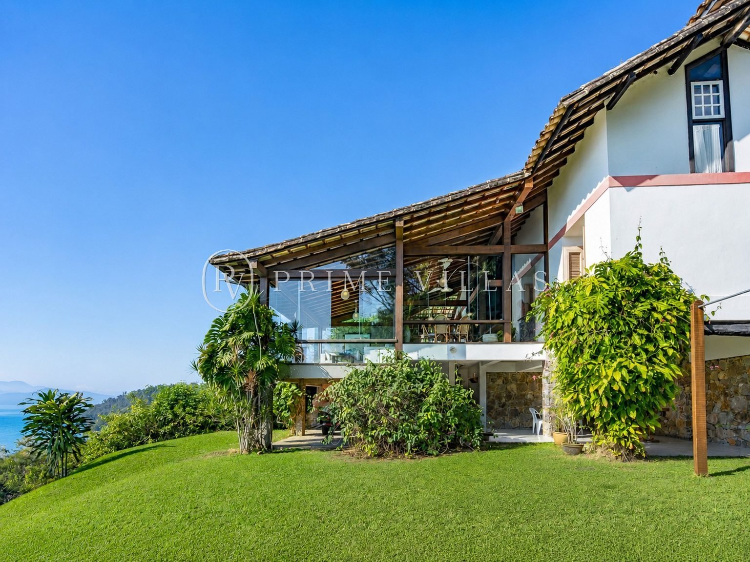 Casa no topo da colina em Angra dos Reis