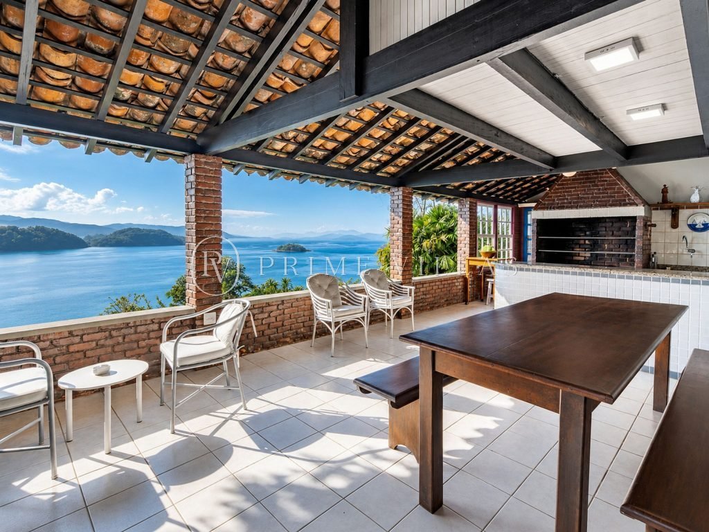 Casa no topo da colina em Angra dos Reis